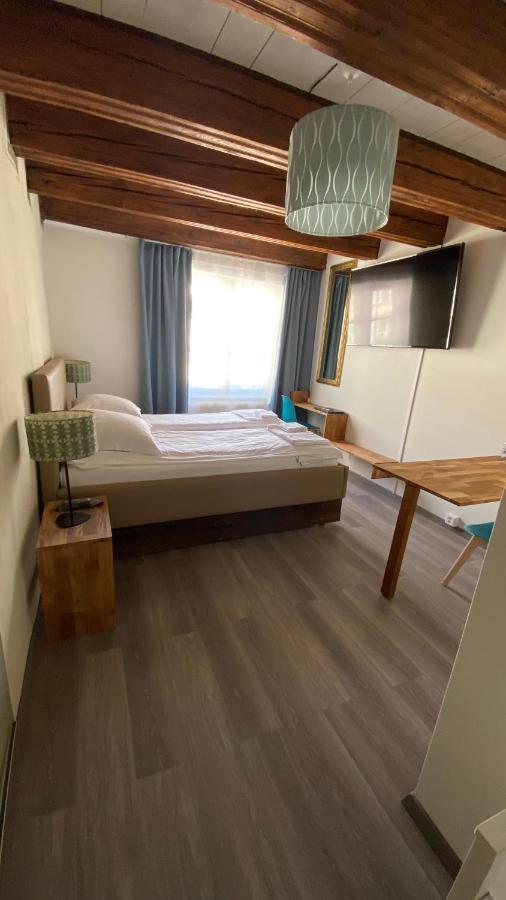 Aux Chambres Du Banneret Neuchâtel Exterior foto