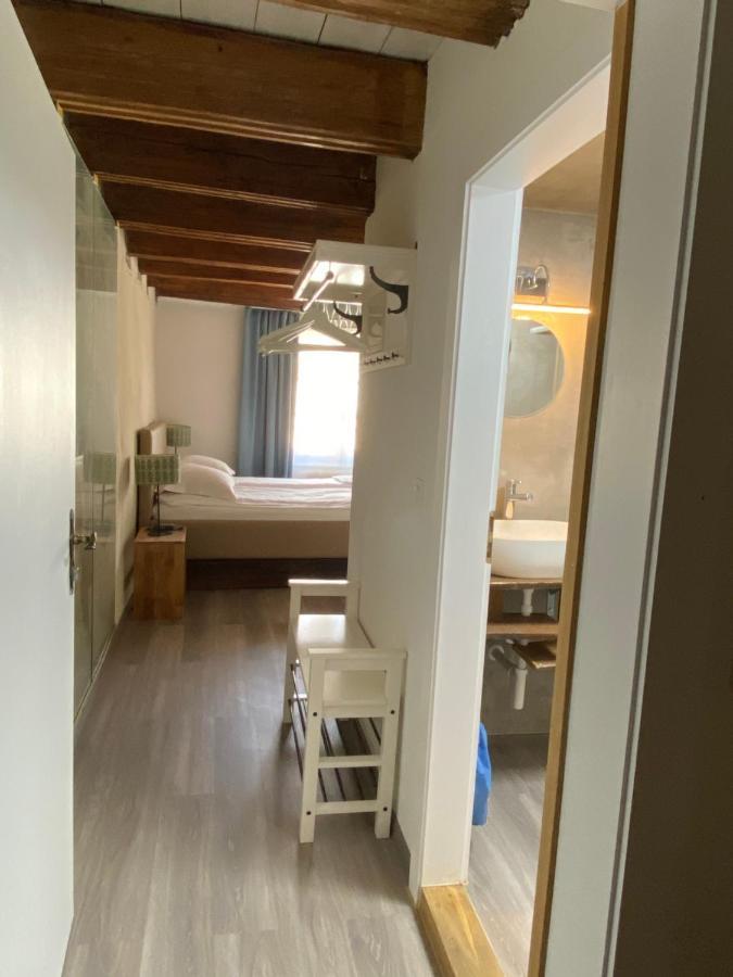 Aux Chambres Du Banneret Neuchâtel Exterior foto