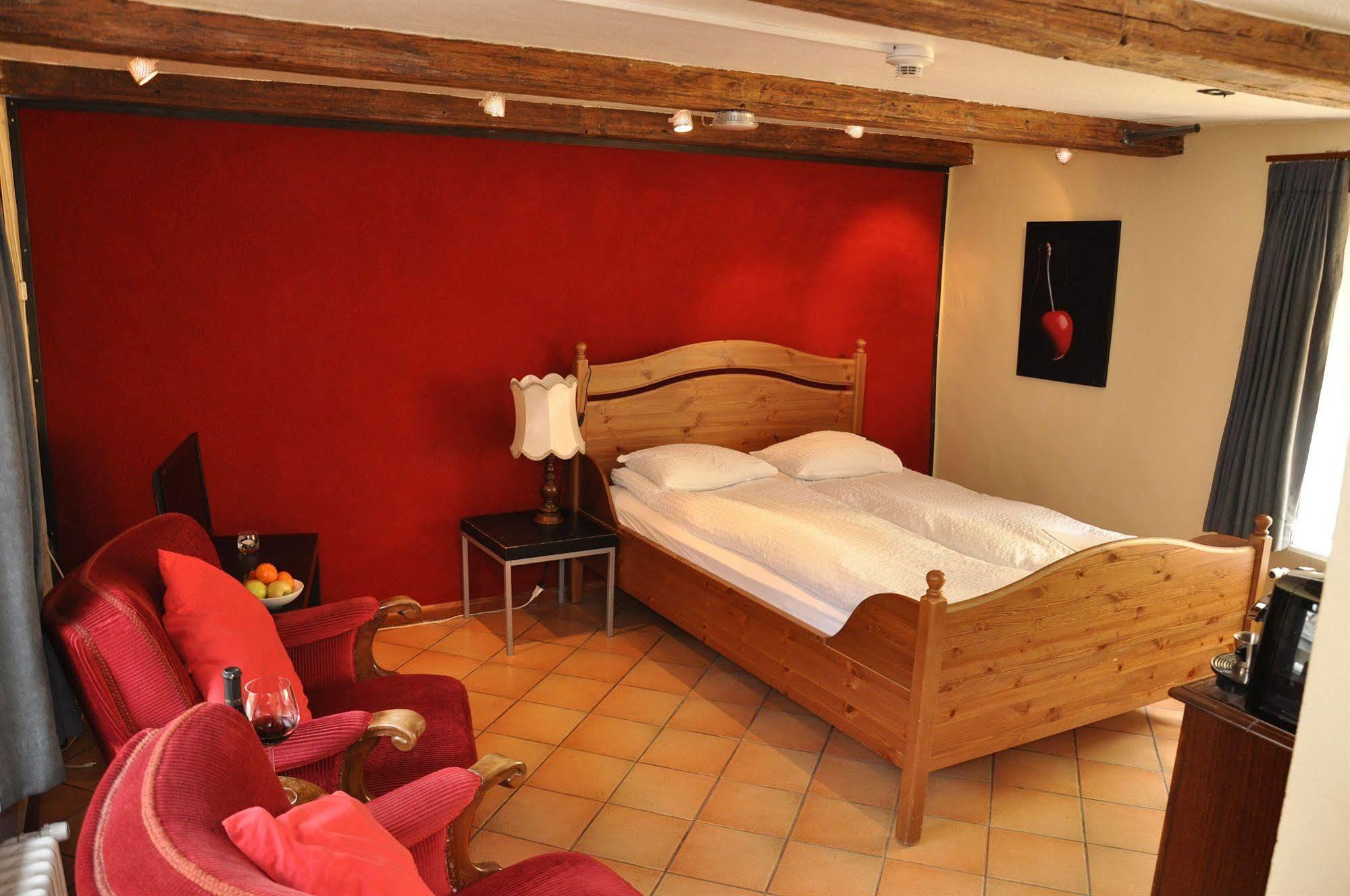 Aux Chambres Du Banneret Neuchâtel Exterior foto