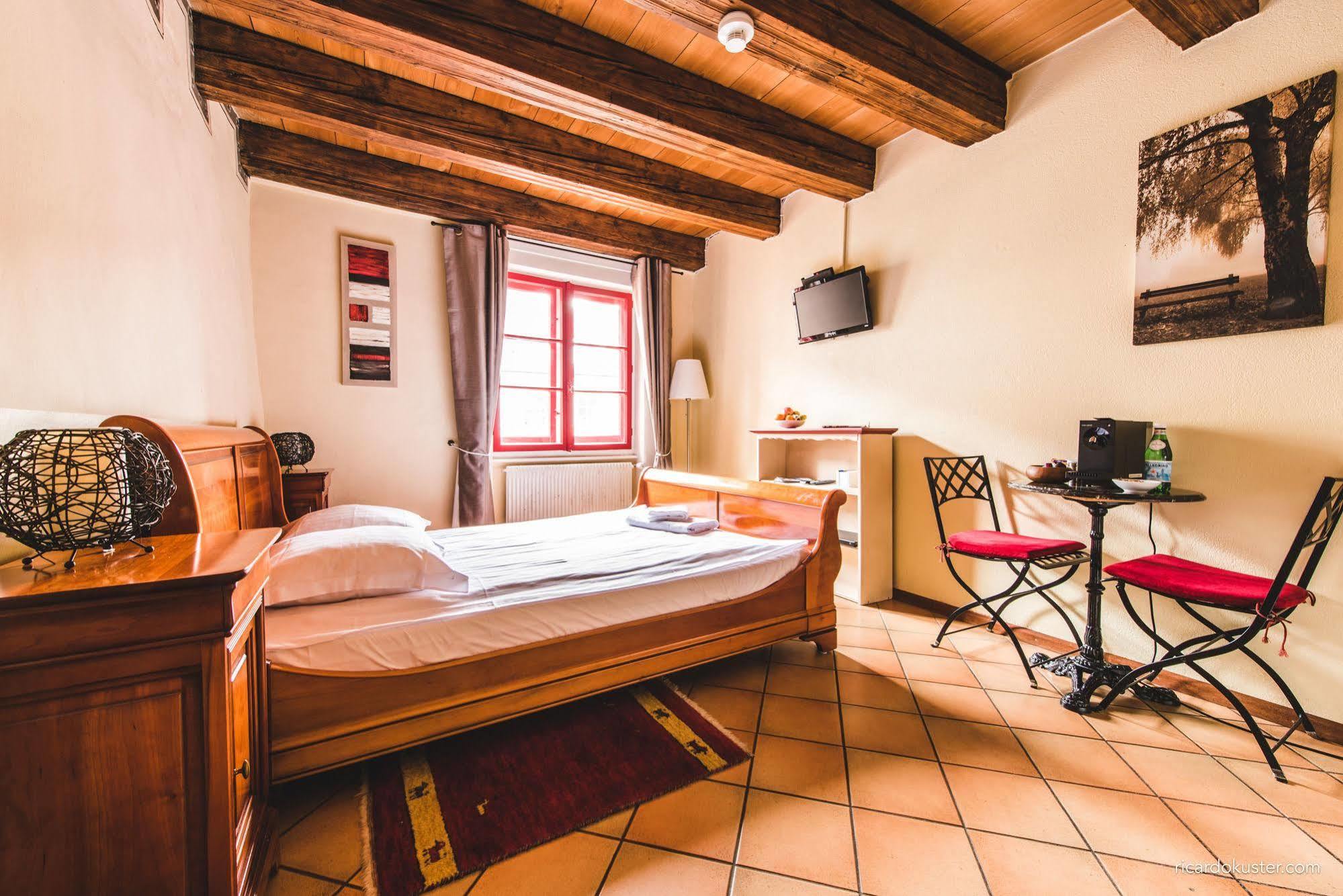 Aux Chambres Du Banneret Neuchâtel Exterior foto
