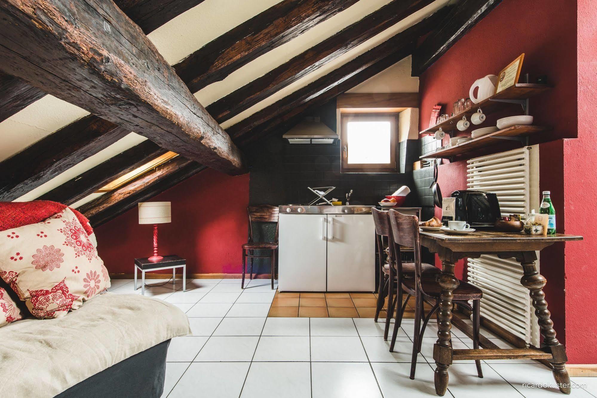Aux Chambres Du Banneret Neuchâtel Exterior foto