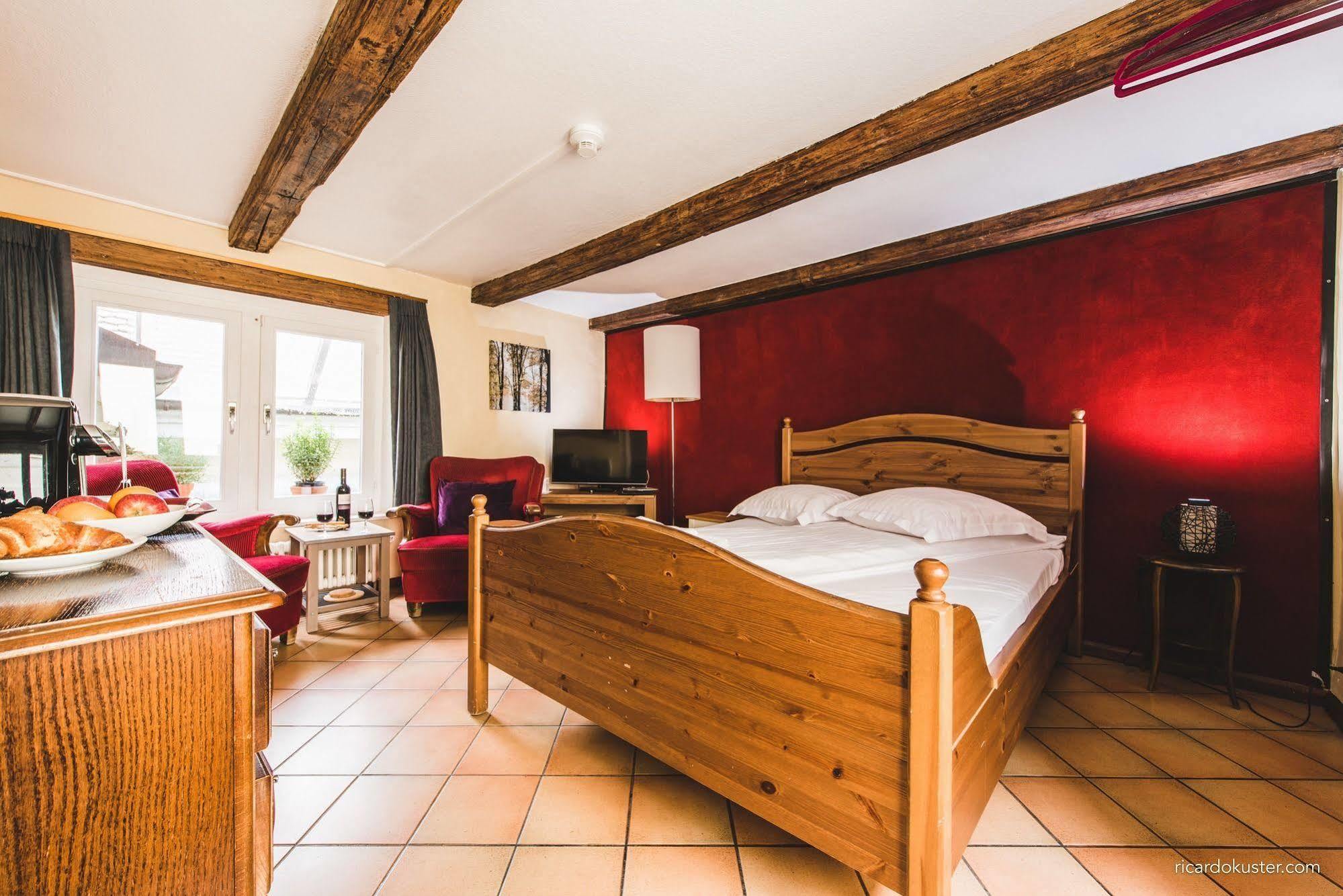 Aux Chambres Du Banneret Neuchâtel Exterior foto